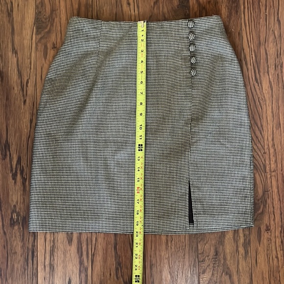 Lasting Impressions Houndstooth skirt with buttons accent - Picture 6 of 13